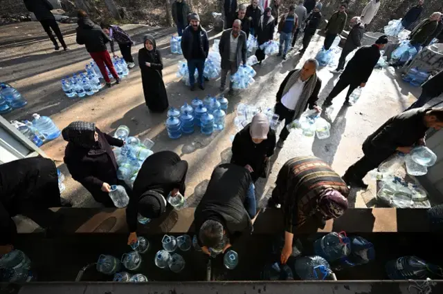 Ankara'daki kesintiler nedeniyle vatandaşlar &ccedil;eşmelerden su dolduruyor